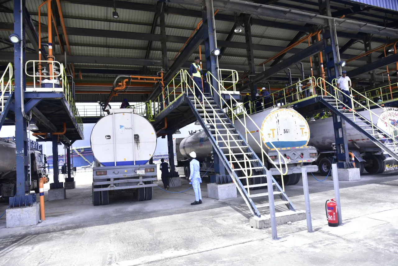 DANGOTE REFINERY SLAHES PETROL PRICE TO ₦1,075 PER LITRE AND DIESEL TO ₦1,430