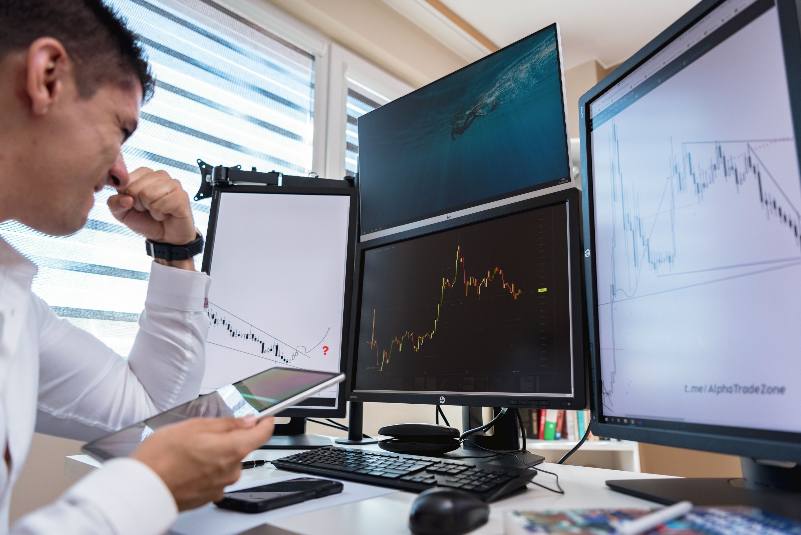 Global Investors Shift Towards Defensive Assets as Technology Volatility and Oil Prices Cloud Economic Outlook